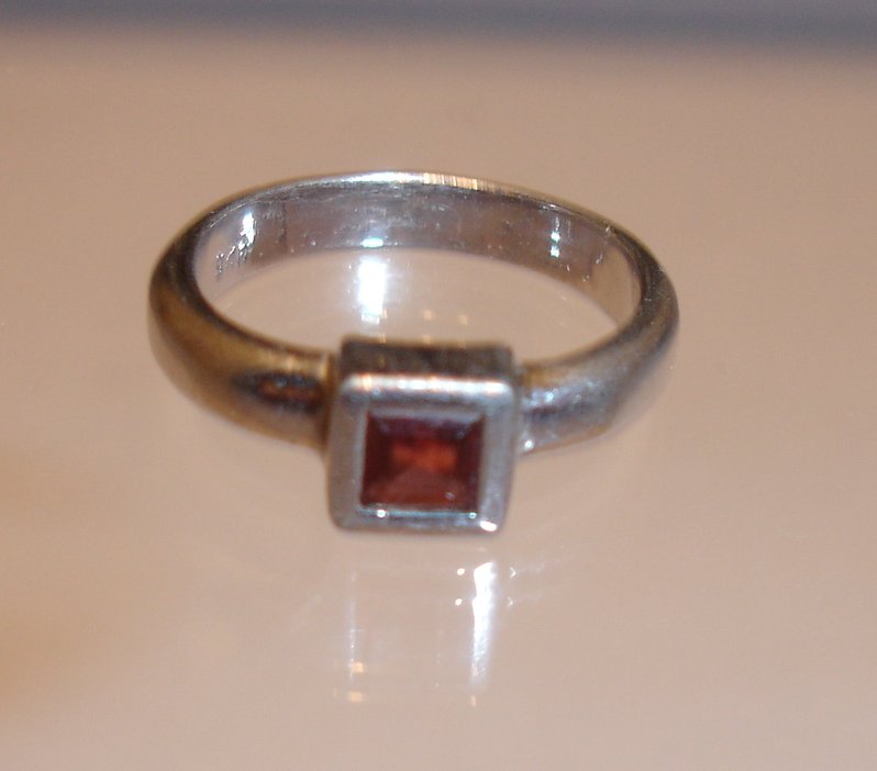 Silberring-925-mit-roten-Stein-4-3gr-RG-53-G105